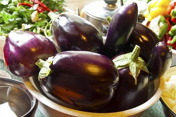 Aubergine in einem Teller