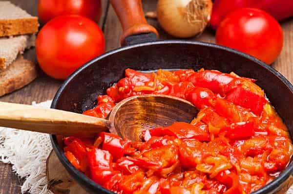 TOP 7 köstliche Rezepte für die Zubereitung von Lecho mit Karotten und Zwiebeln für den Winter