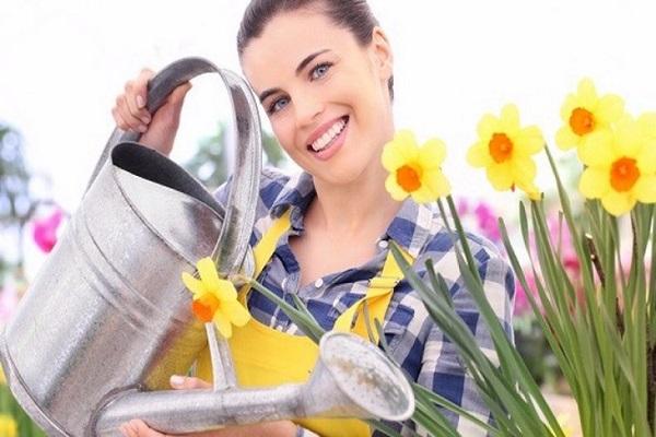 Mädchen mit Gießkanne