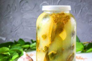 Ein Schritt-für-Schritt-Rezept für eingelegte Gurken mit Senf für den Winter in Gläsern