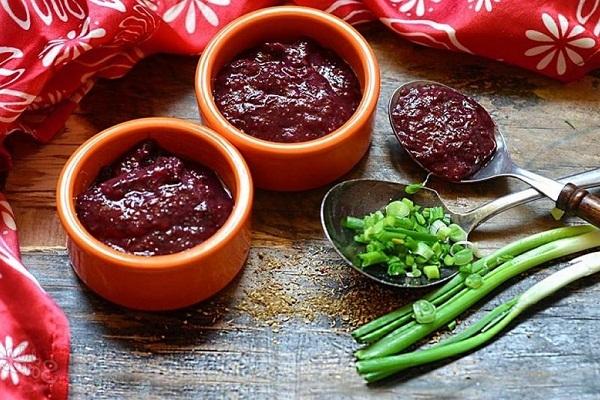 tkemali dans une assiette