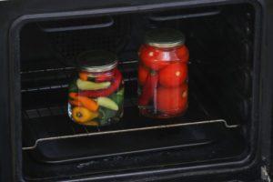 The best ways to sterilize tomatoes in jars and the duration of the procedure