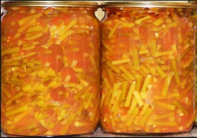 Lecho mit Knoblauchpfeilen