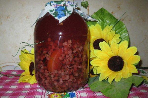 Kompott mit roter Johannisbeere