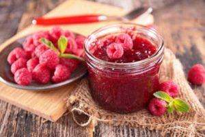 8 besten Rezepte für die Ernte von Himbeeren für den Winter ohne Kochen