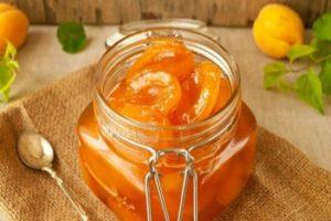 Ein einfaches Rezept für die Herstellung von Aprikosen mit Zucker für den Winter ohne Kochen