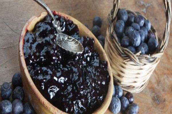cuillère dans une assiette