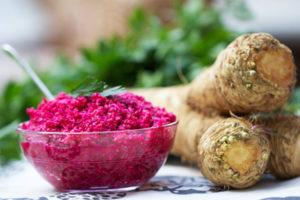 10 besten Rezepte für das schrittweise Kochen von Meerrettich mit Rüben für den Winter