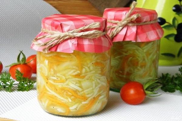 Zucchini in Gläsern