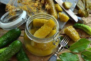 6 köstliche Rezepte für knusprig eingelegte Gurken in Gläsern für den Winter