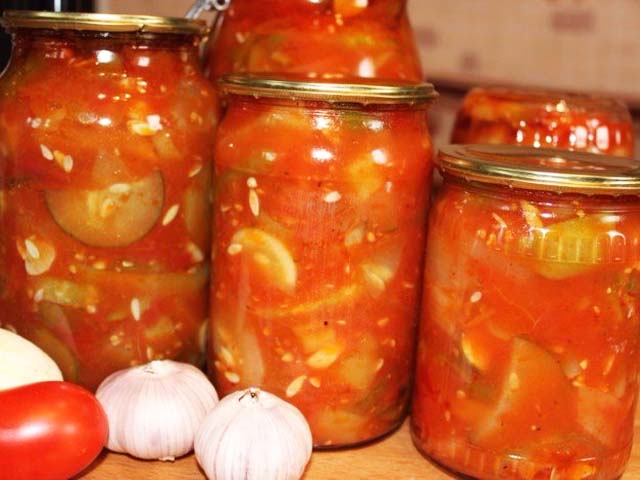 Lecho mit Knoblauch und Gurken