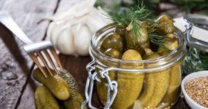 Ein einfaches Schritt-für-Schritt-Rezept für leicht gesalzene Gurken ohne Essig für den Winter