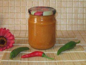 Ein köstliches Rezept für die Herstellung von würzigem Kürbiskaviar für den Winter