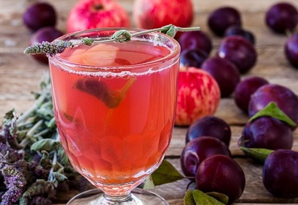 Kompott mit Pflaumen