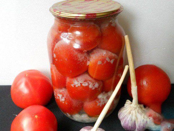 Mit Knoblauch gefüllte Tomaten
