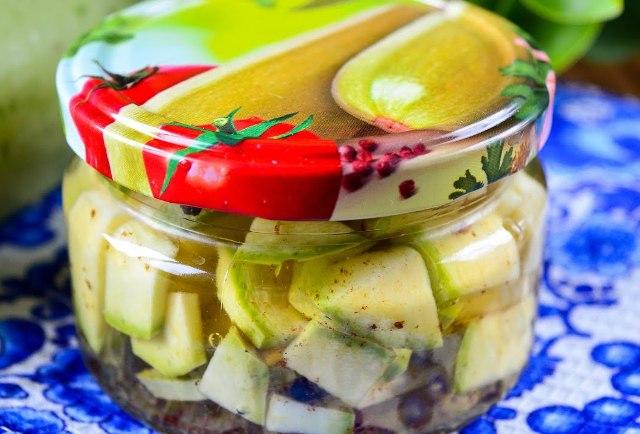 scharf eingelegte Zucchini