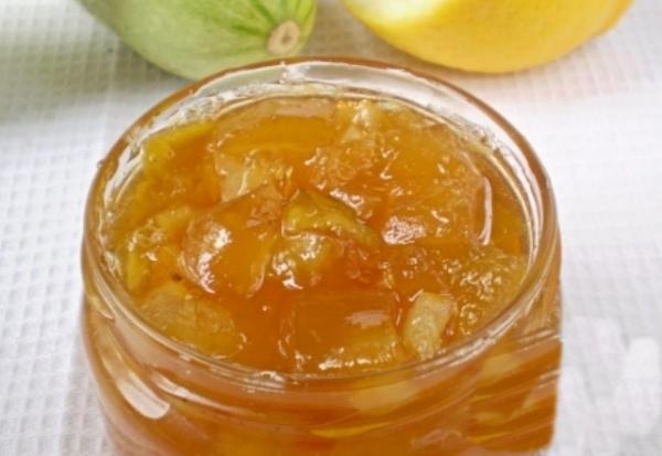 Zucchinimarmelade mit getrockneten Aprikosenstücken