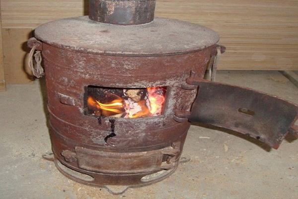 Dickbauchofen in einem Hühnerstall