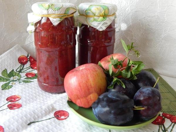 Ketchup with plums and apples