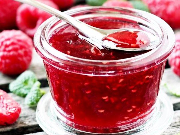 Himbeermarmelade mit Wasser und Zuckersirup