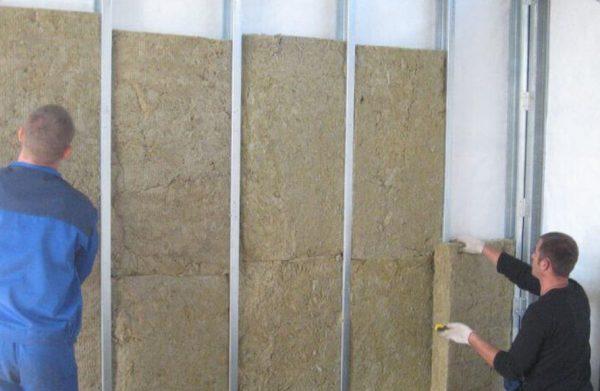 Isolierung der Wände des Hühnerstalles mit Mineralwolle