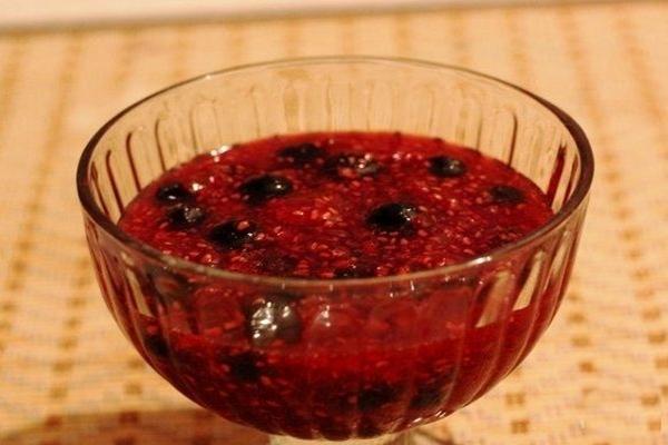 Johannisbeeren mit Himbeeren für die Wintermarmelade