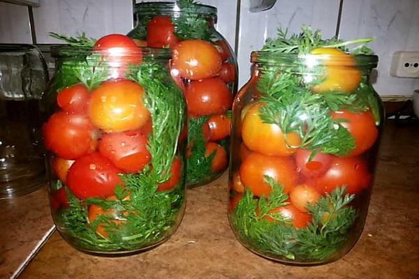 Kirsche mit Karottenoberteilen