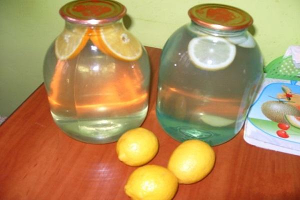 Zitronen auf dem Tisch