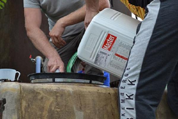 Männer verschütten