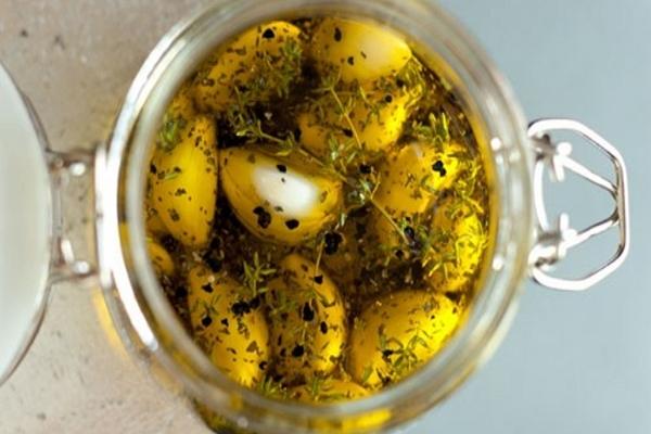 Knoblauch in Öl für den Winter