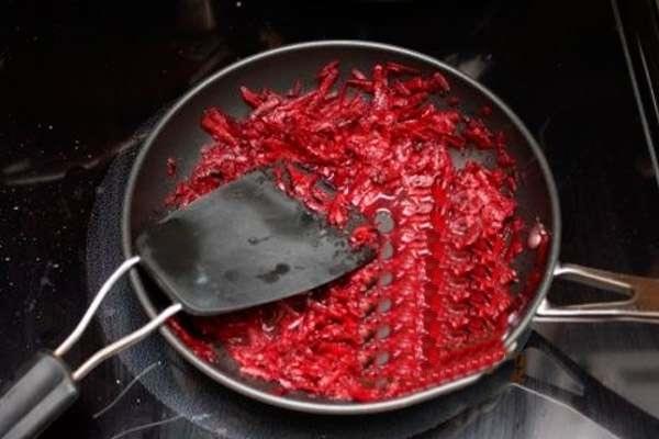 Rübenmarinade in einer Pfanne