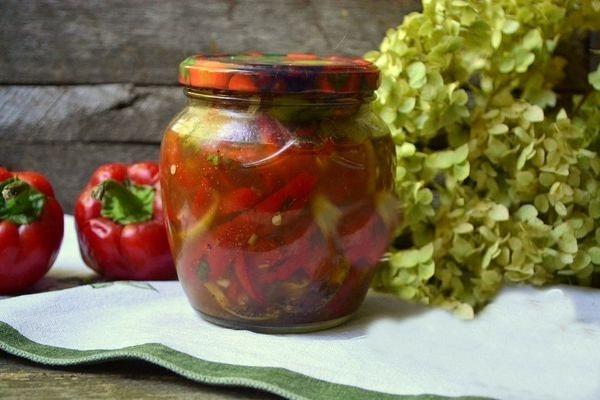 Koreanischer Paprika mit Zwiebeln