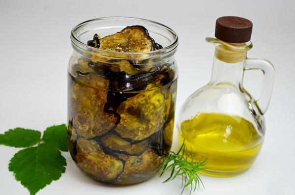 sonnengetrocknete Auberginen in Öl