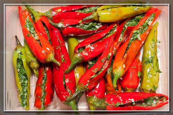 bitterer Pfeffer mit Knoblauch und Dill