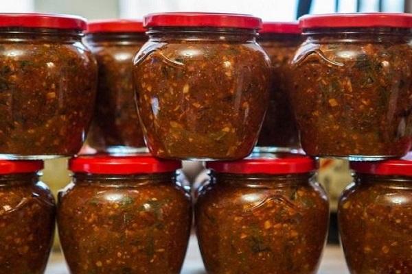 Adjika in einem Glas