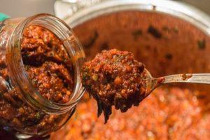 10 besten Rezepte für kaukasische Adjika für den Winter