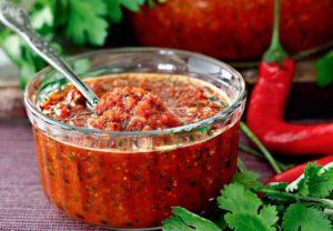 2 meilleures recettes pour cuisiner l'adjika avec de la coriandre et des tomates