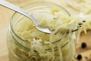 4 besten Rezepte für die Herstellung von Sauerkraut ohne Salz