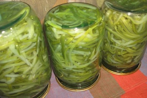 Krüge mit Kräutern