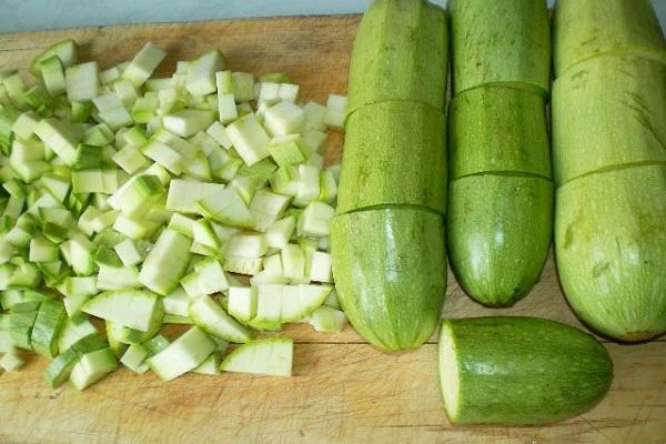 in Würfel schneiden