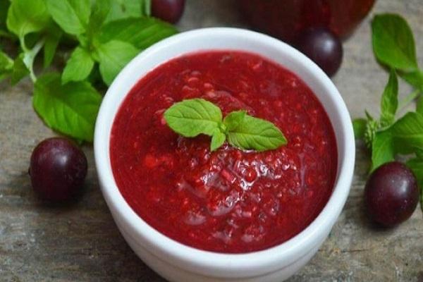 Flüssigkeit mit Pflaumen