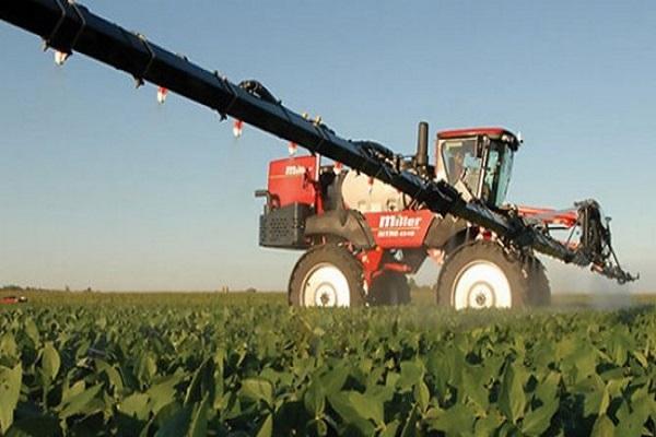 Der Mähdrescher arbeitet