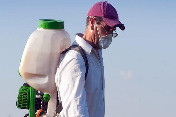 Mann in Baseballmütze