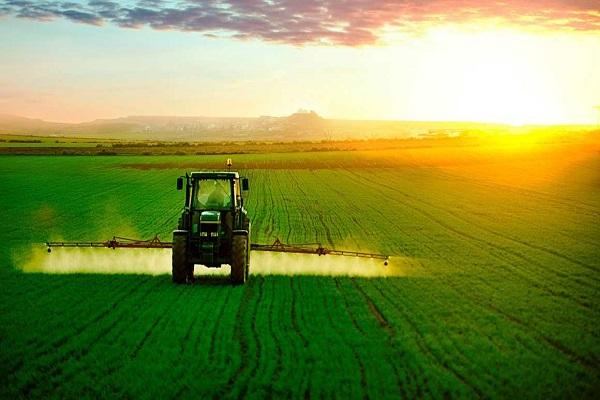 Arbeit bei Sonnenuntergang