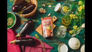 Ein köstliches Rezept zum Kochen von Auberginen für den Winter mit Chili-Ketchup